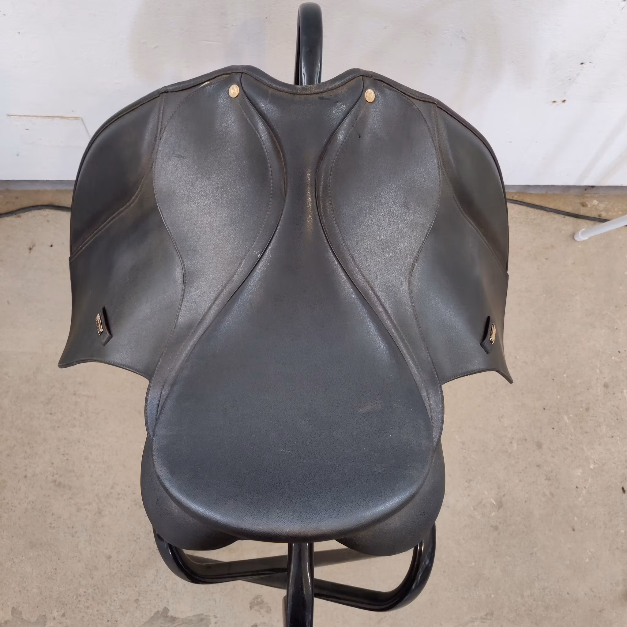 Svart dressyrsadel Wintec Cair 16 tum Wide
