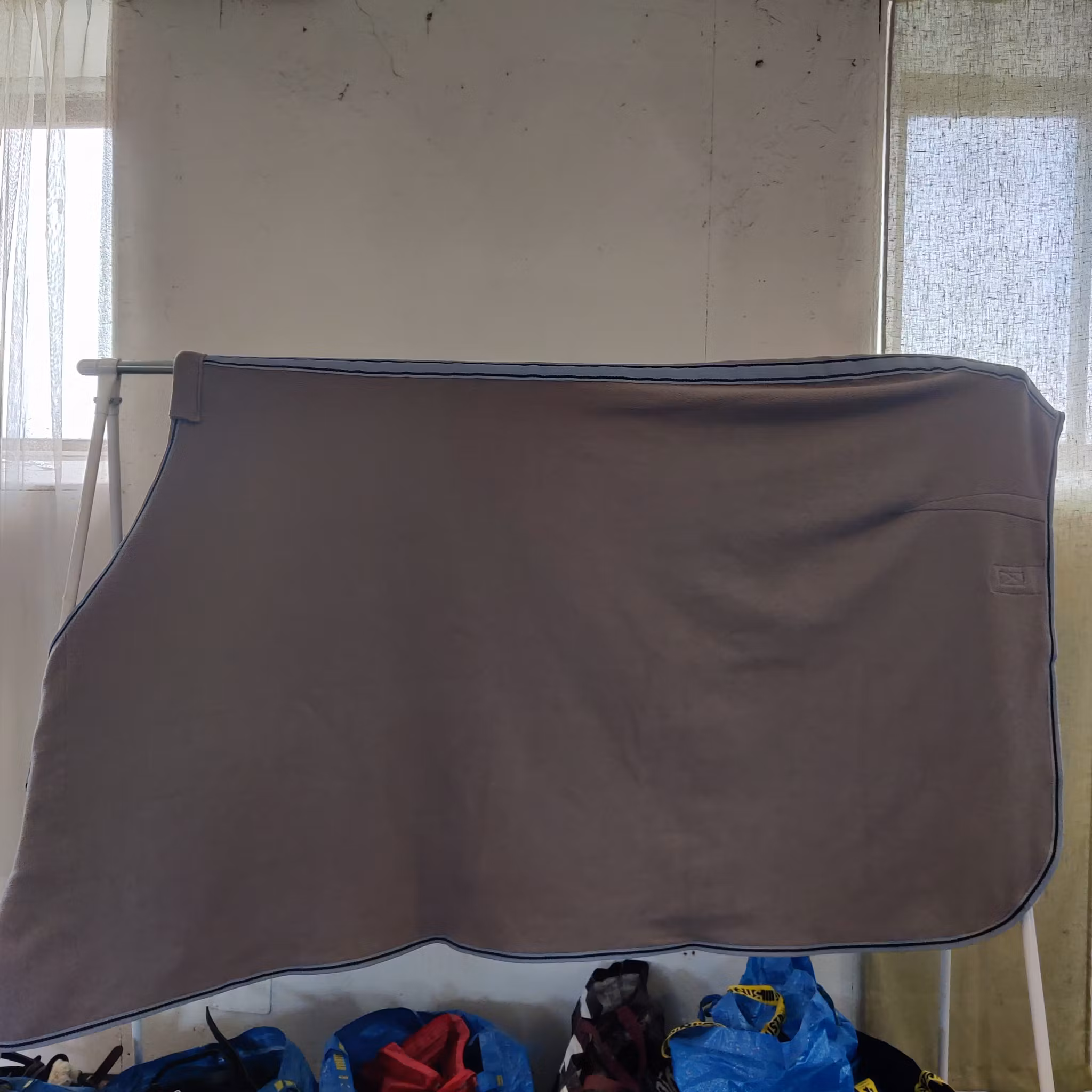 Grått fleecetäcke 135 cm