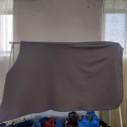 Grått fleecetäcke 135 cm