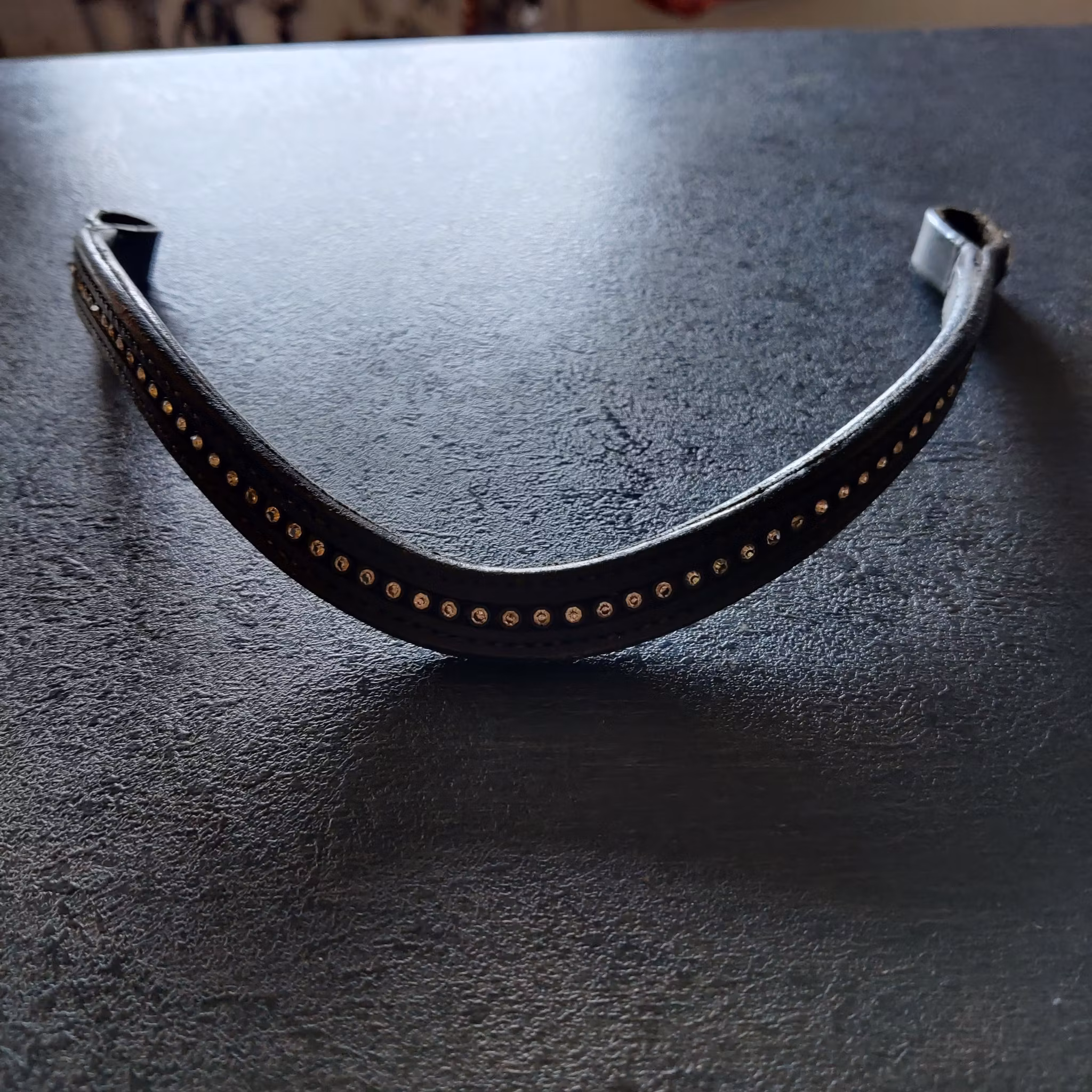 135.148 Svart pannband med bling 39 cm