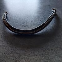 Svart pannband med vit söm 39 cm
