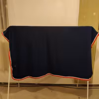 Blått fleecetäcke med hals 145 cm