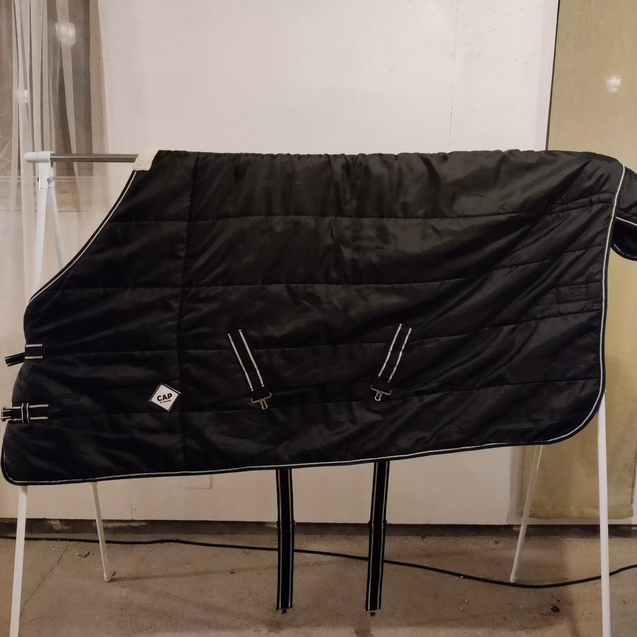 Svart stalltäcke 125 cm ca 50 g Cap by Eldorado