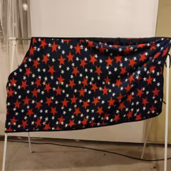 Blått fleedetäcke med stjärnor 125 cm