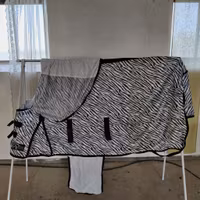 Flugtäcke zebra med fast hals 140 cm Quickley