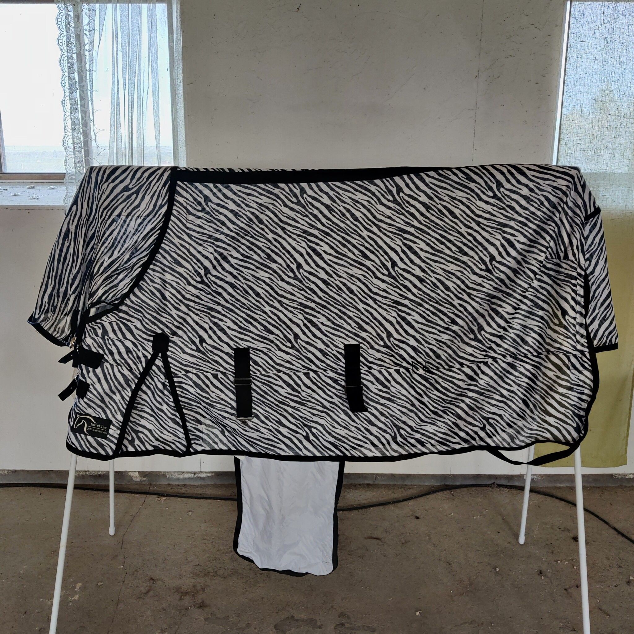 Flugtäcke zebra med fast hals 140 cm Quickley