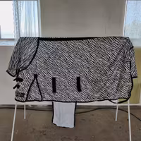 Flugtäcke zebra med fast hals 140 cm Quickley