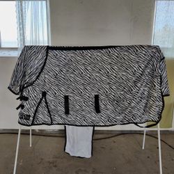 Flugtäcke zebra med fast hals 140 cm Quickley