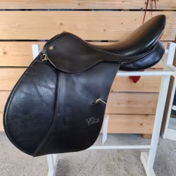 Svart allroundsadel Olympic Club 17 tum normal bom