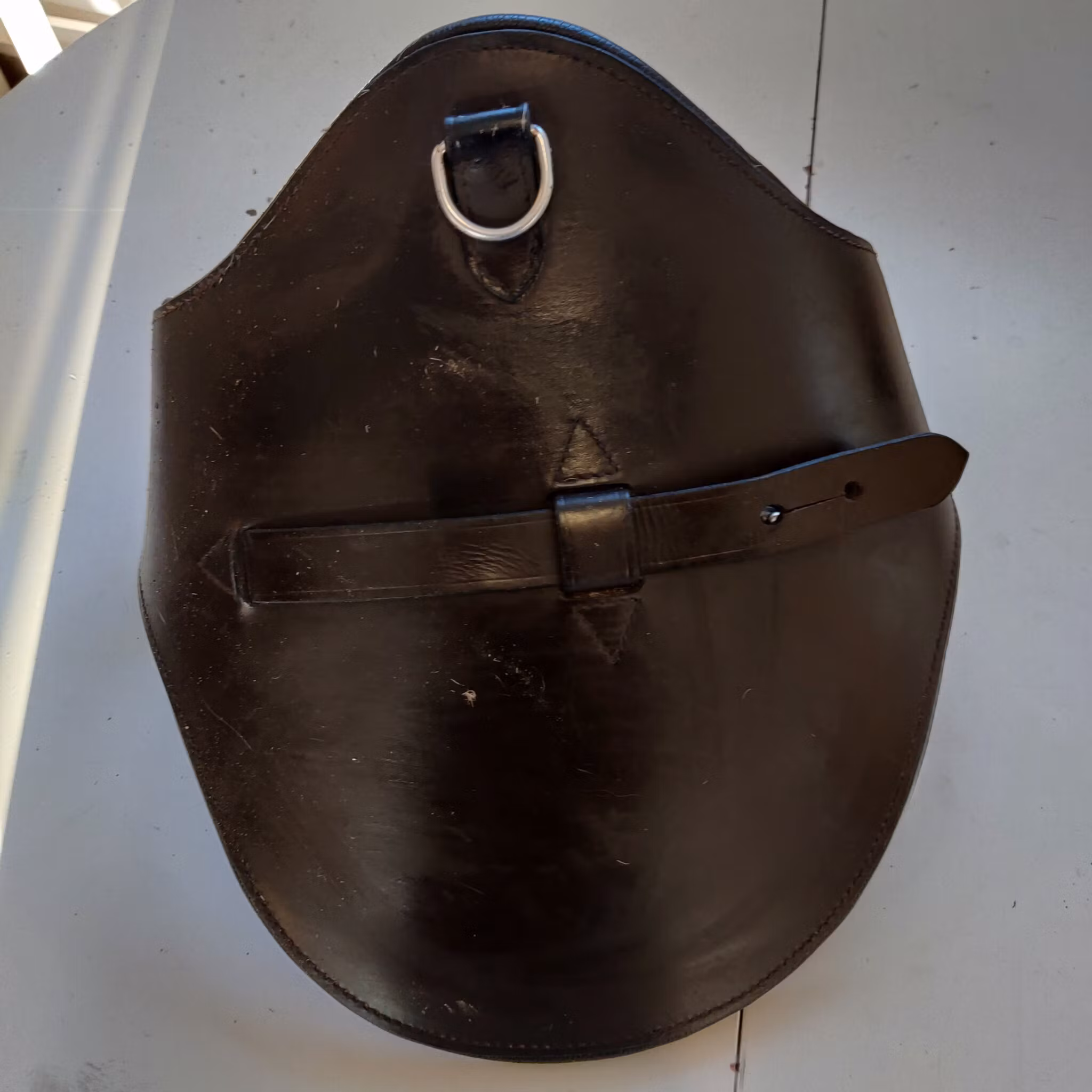 Brun sadelgjord med platta 100 cm