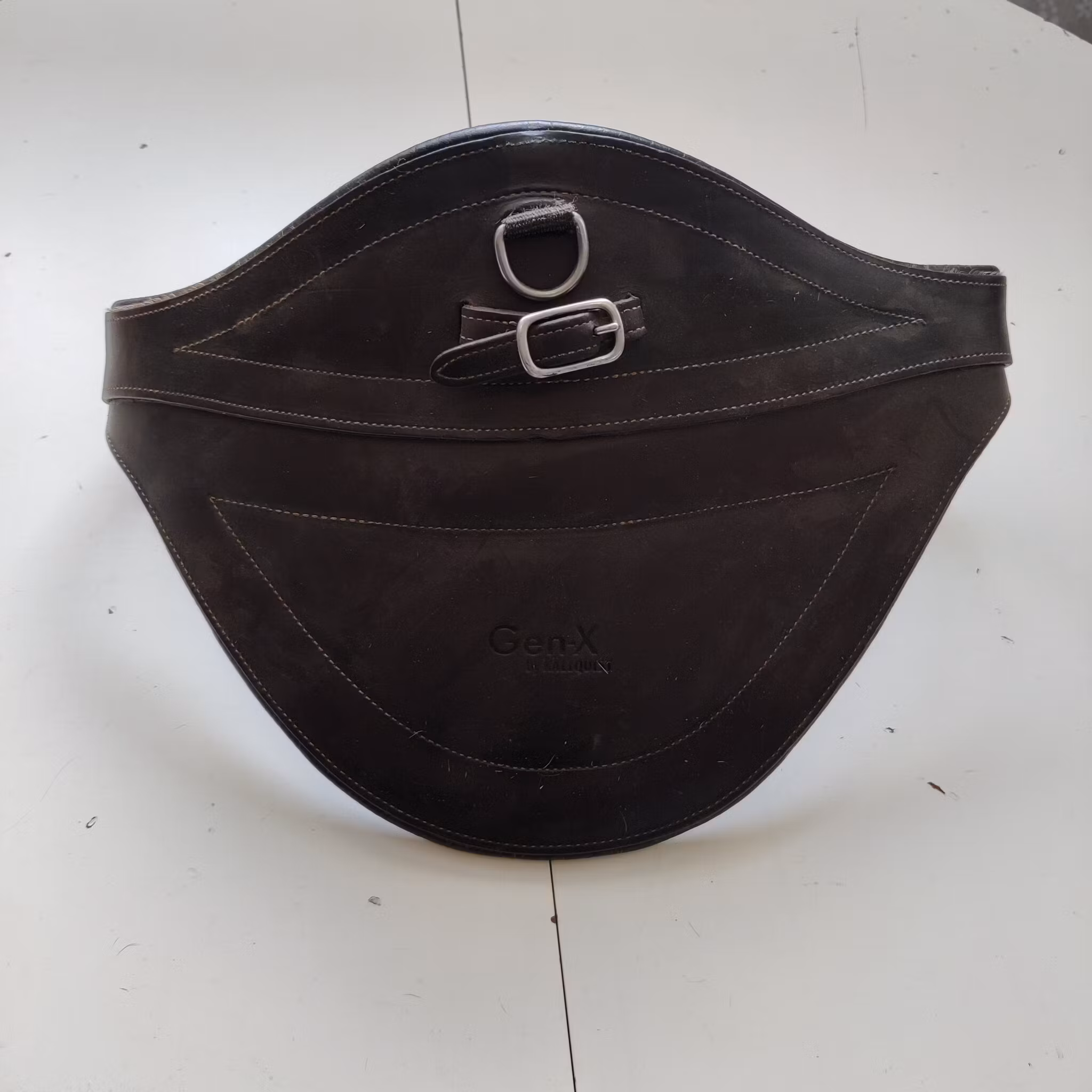 Brun sadelgjord med platta 135 cm Gen-X