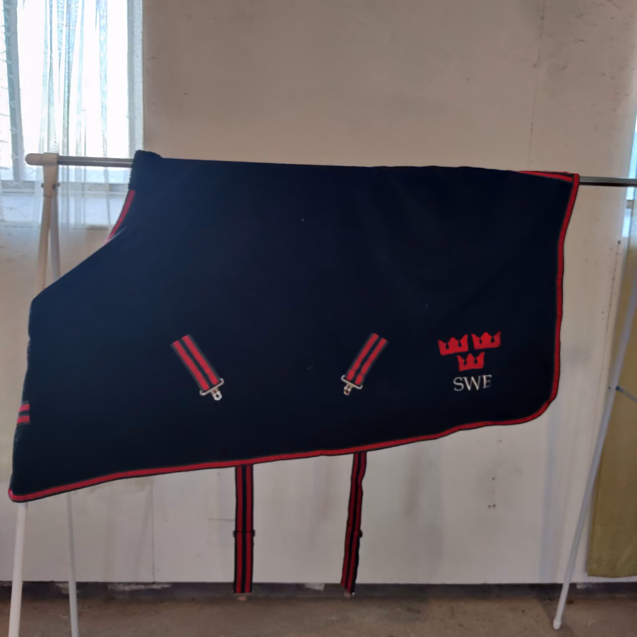 Svart fleecetäcke 105 cm