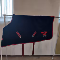 Svart fleecetäcke 105 cm