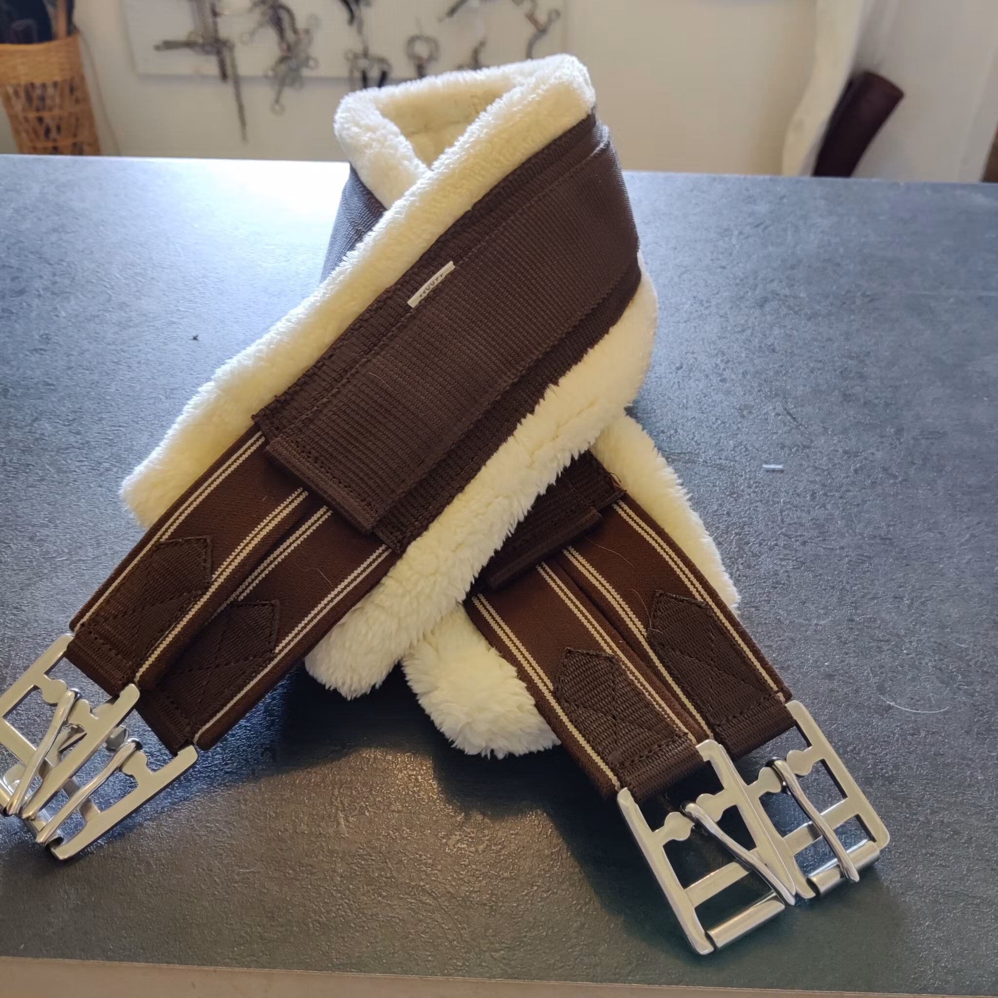 Brun sadelgjord med ludd 110 cm