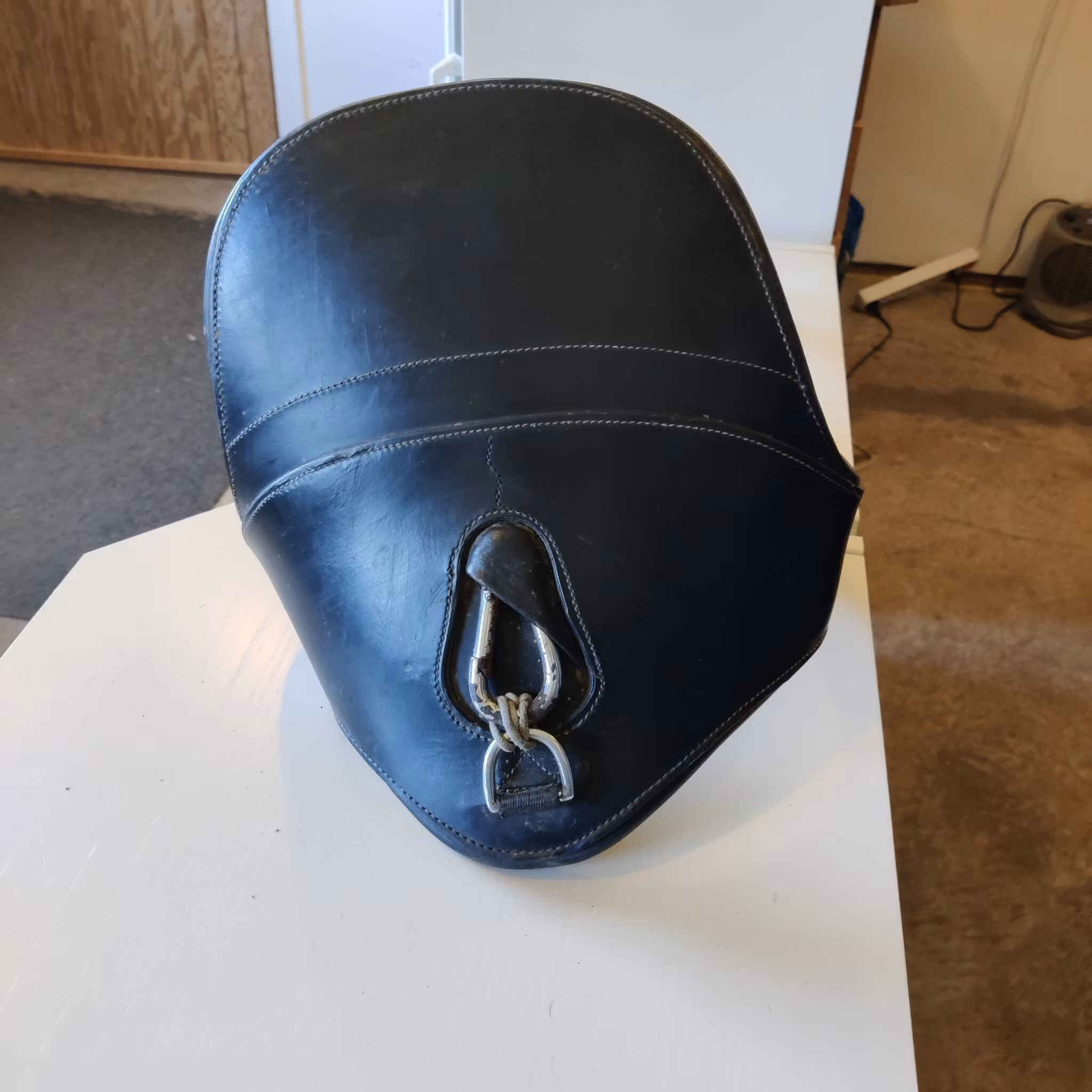 Svart gjord med magplatta 150 cm Capriole