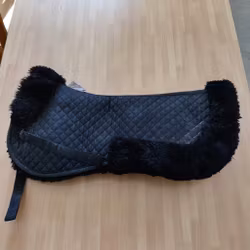 Svart fårskinnspadd Pfiff FULL