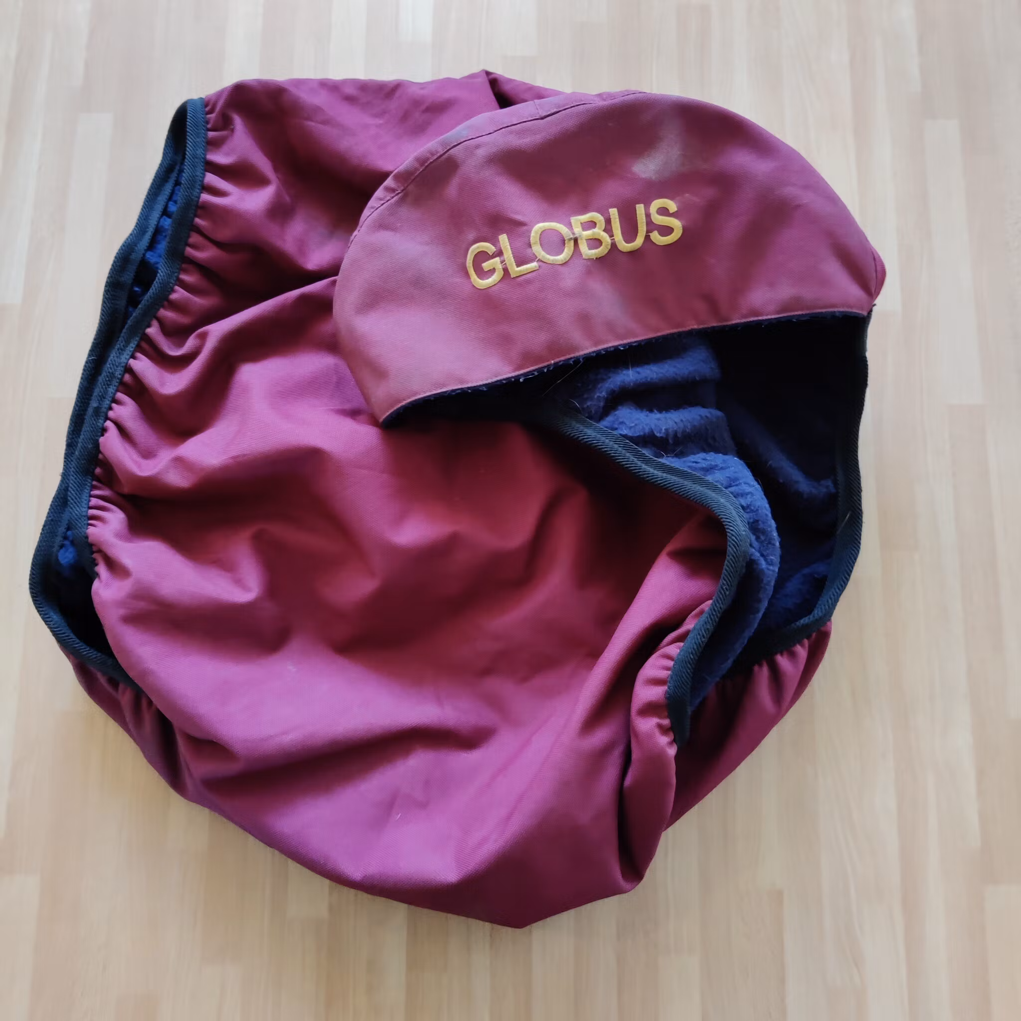 Vinrött sadelöverdrag fleecefoder Globus