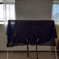 Blått flugstäcke med hals Jacson 150cm