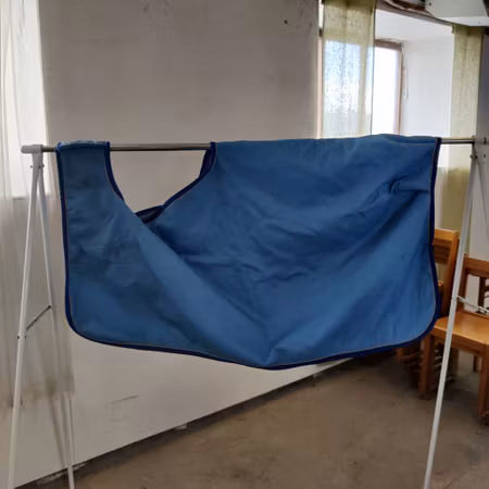 Ljusblått ridtäcke med fleecefoder 135 cm