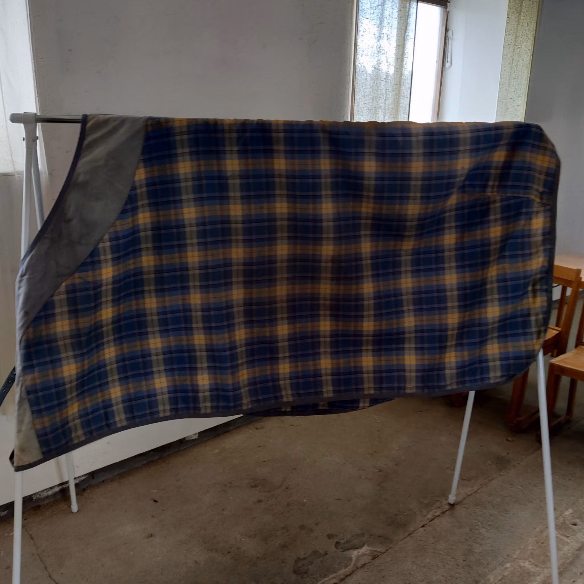 Rutigt stalltäcke 145 cm