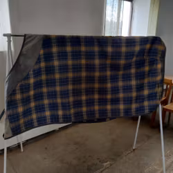 Rutigt stalltäcke 145 cm