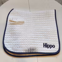Vitt dressyrschabrak  Hippo FULL