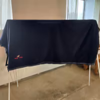 Blått fleecetäcke med hals 135 cm