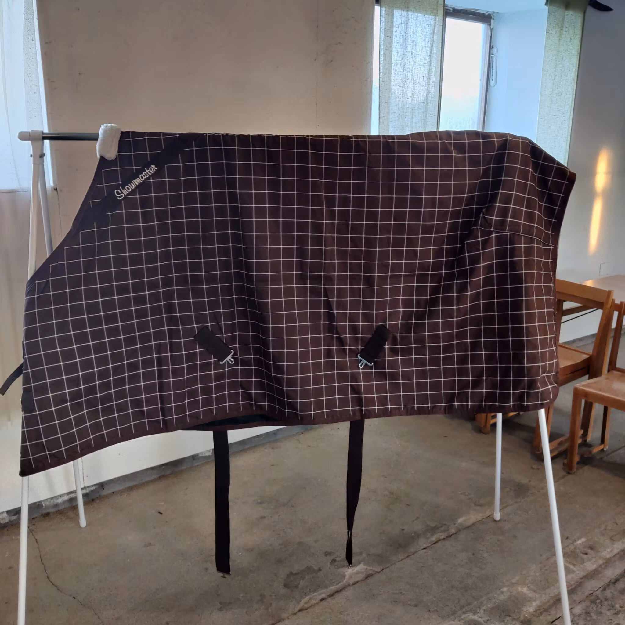 Brunrutigt stalltäcke med fleecefoder 145 cm Showmaster