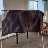 Brunrutigt stalltäcke med fleecefoder 145 cm Showmaster