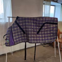 Lilarutigt stalltäcke 125 cm ca 100 g Svea