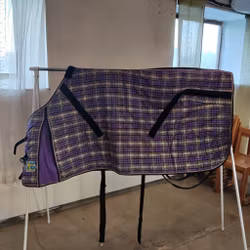 Lilarutigt stalltäcke 125 cm ca 100 g Svea