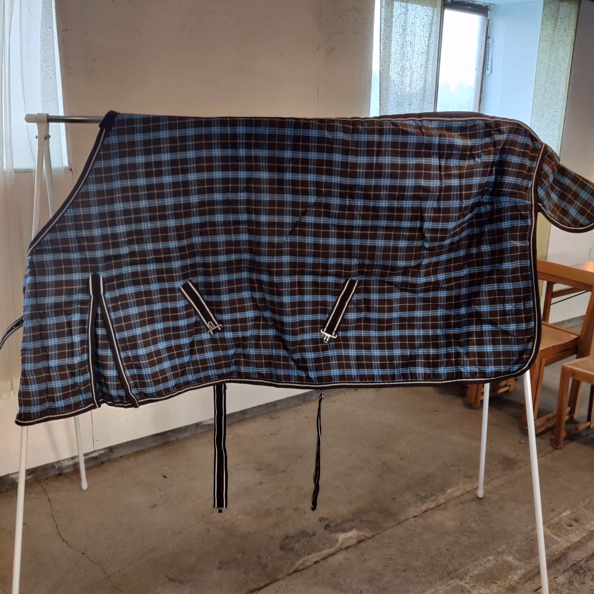 Brun/blårutigt stalltäcke med teddyfoder 135 cm