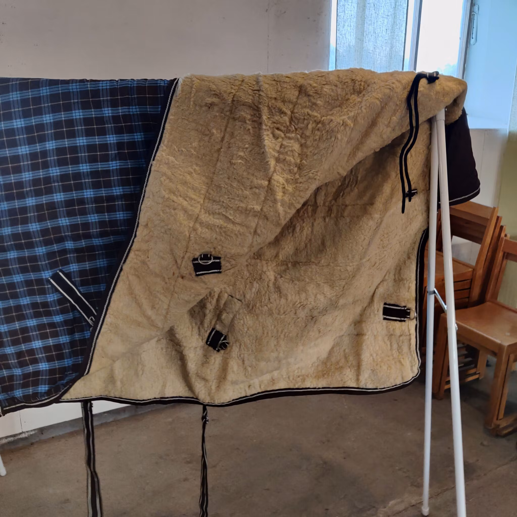 Brun/blårutigt stalltäcke med teddyfoder 135 cm