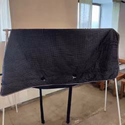 Smårutigt stalltäcke 135 cm ca 100 g
