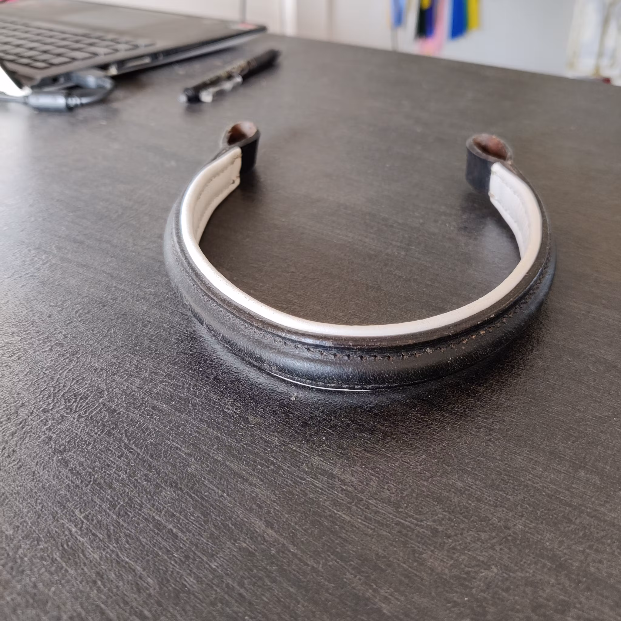 Svart pannband med vit fodring FULL