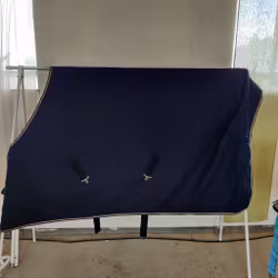 Mörkblått fleecetäcke 145 cm