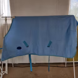 Ljusblått fleecetäcke 145 cm