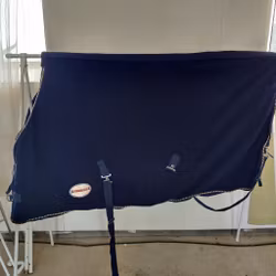 Blått fleecetäcke 135 cm Charlies