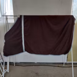 Brunt rutigt fleecetäcke 135 cm