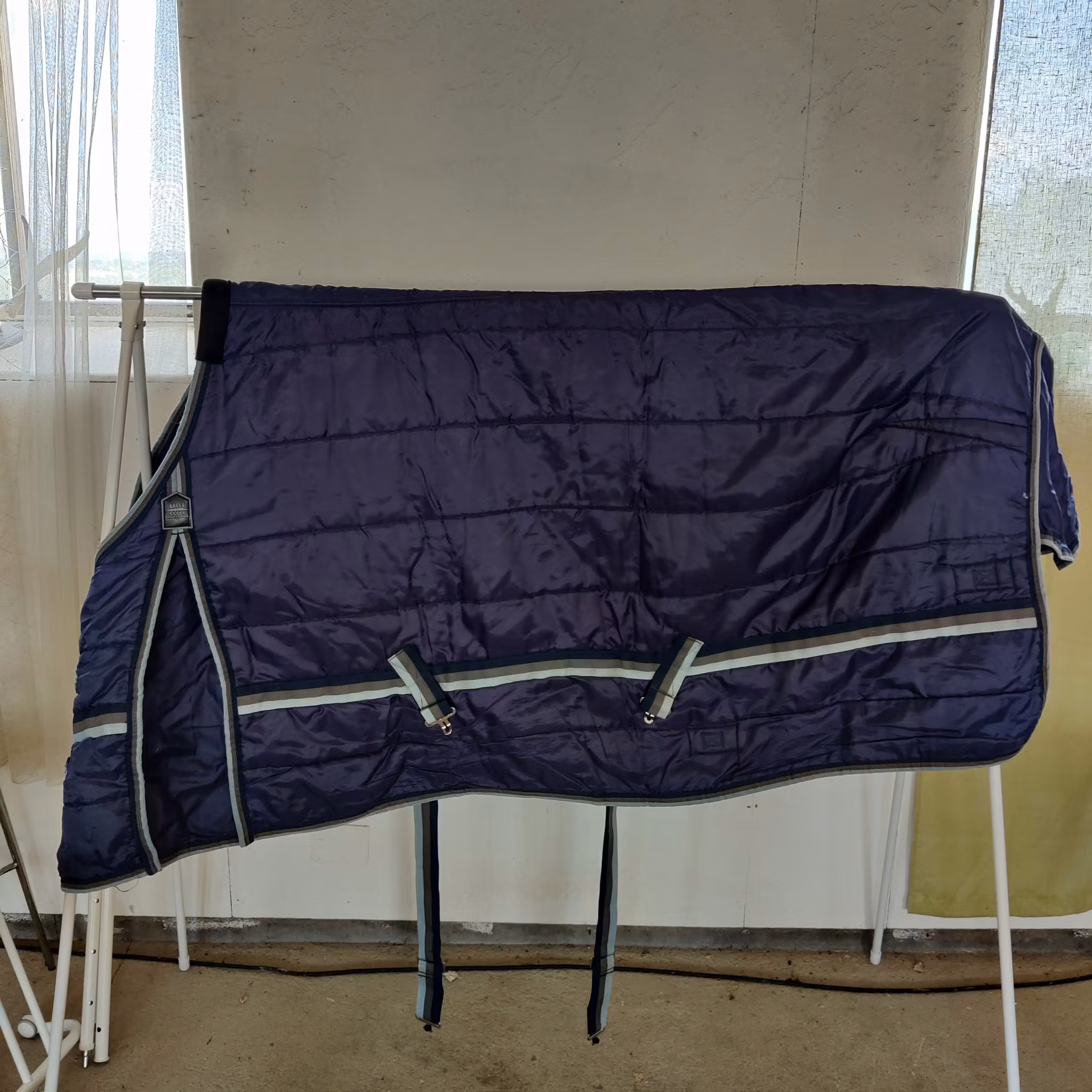 Blått stalltäcke 145 cm ca 200 g Hansbo