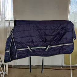Blått stalltäcke 145 cm ca 200 g Hansbo