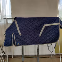 Blått stalltäcke 125 cm ca 150 g Comfort Horse