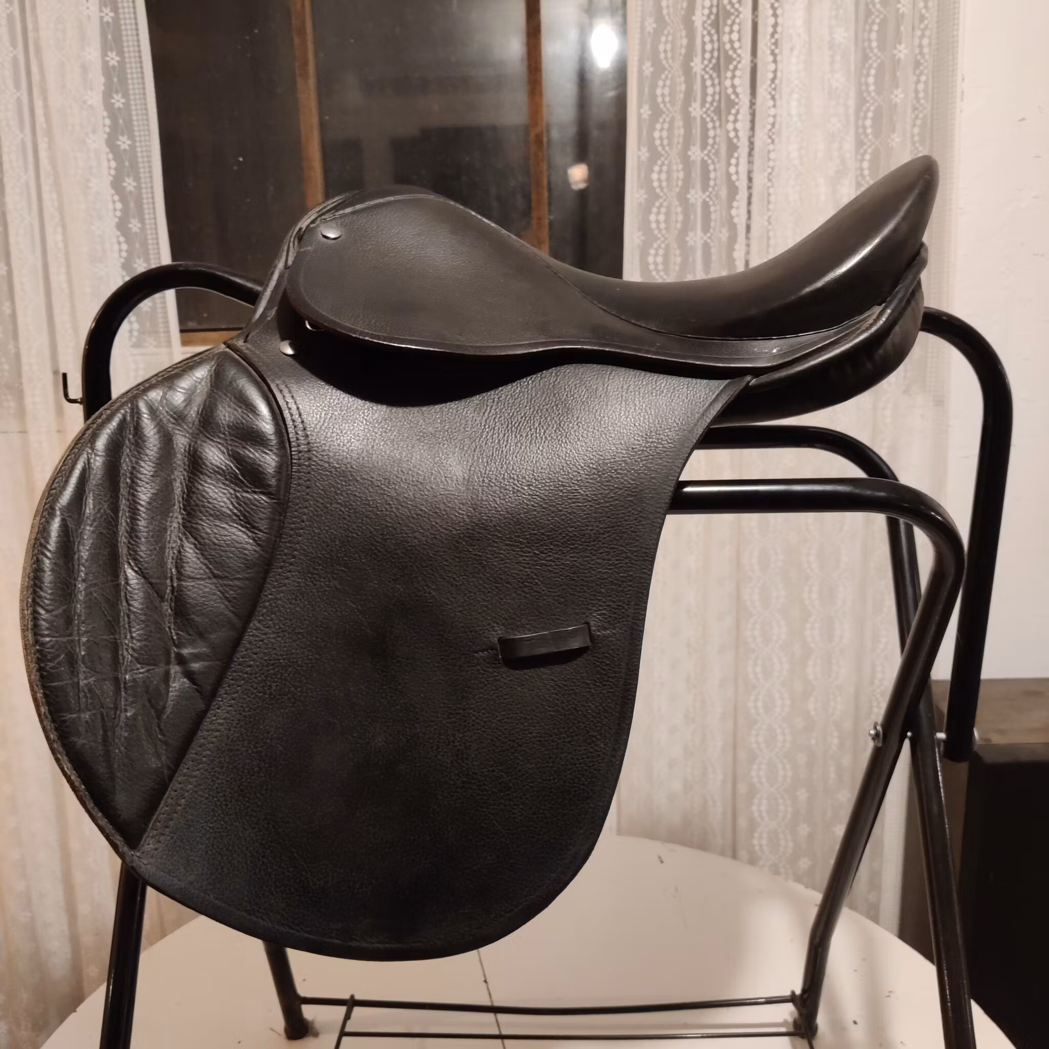 Svart allroundsadel 16.5 tum wide bom