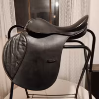 Svart allroundsadel 16.5 tum wide bom