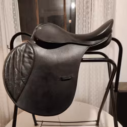 Svart allroundsadel 16.5 tum wide bom