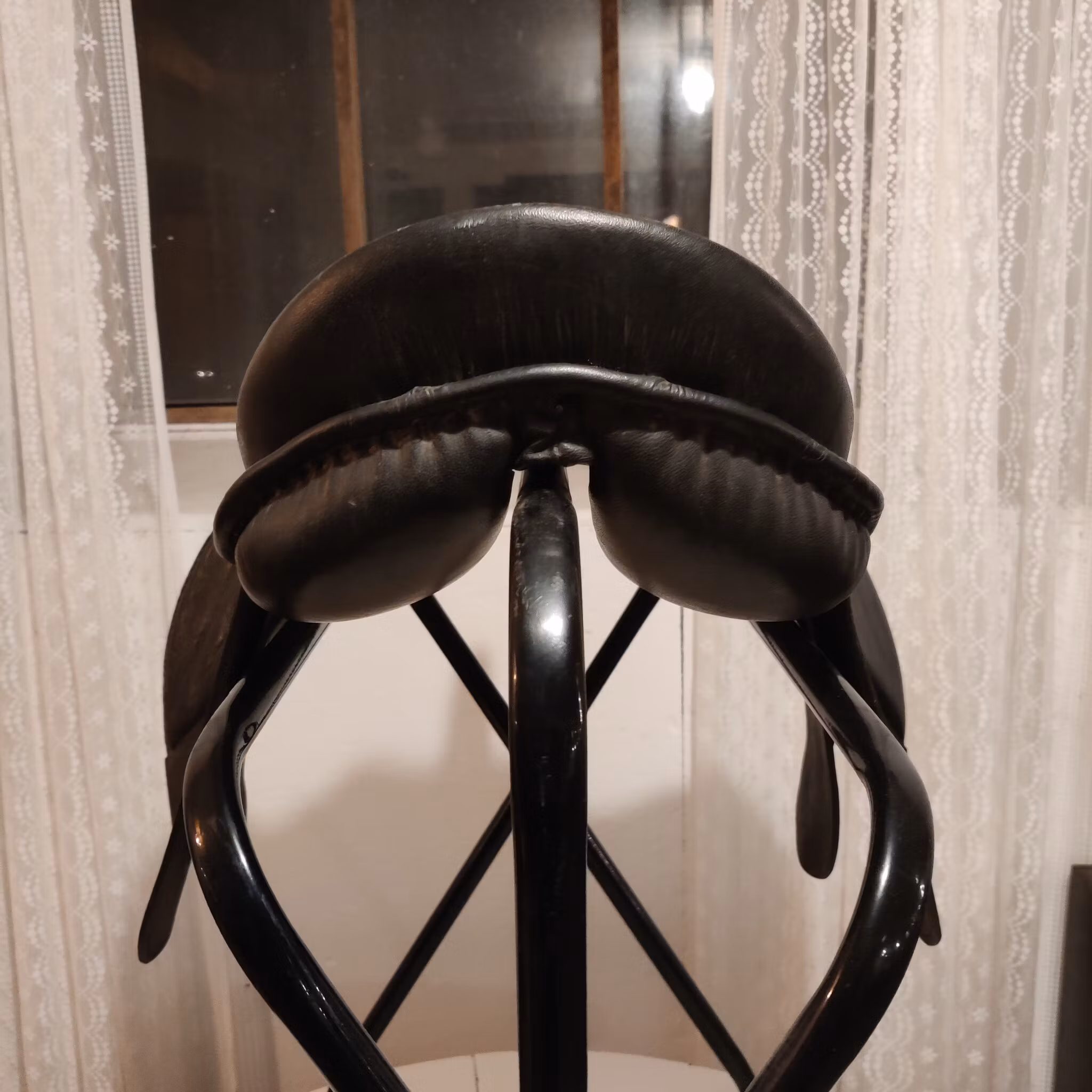 Svart allroundsadel 16.5 tum wide bom