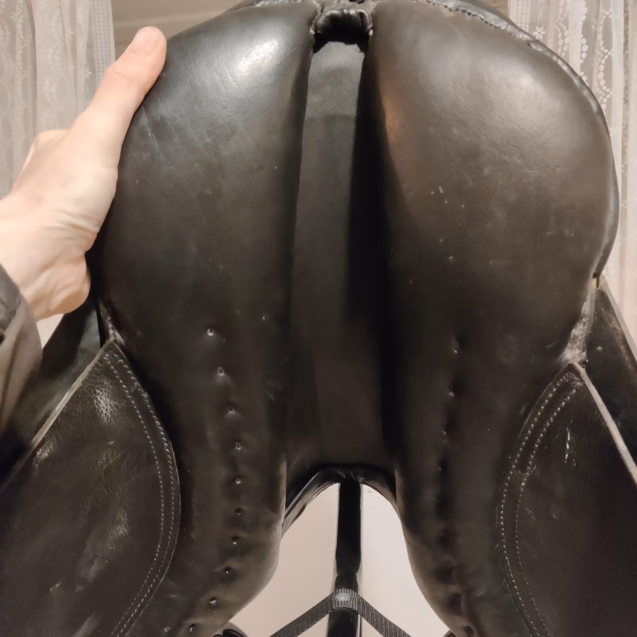 Svart allroundsadel 16.5 tum wide bom