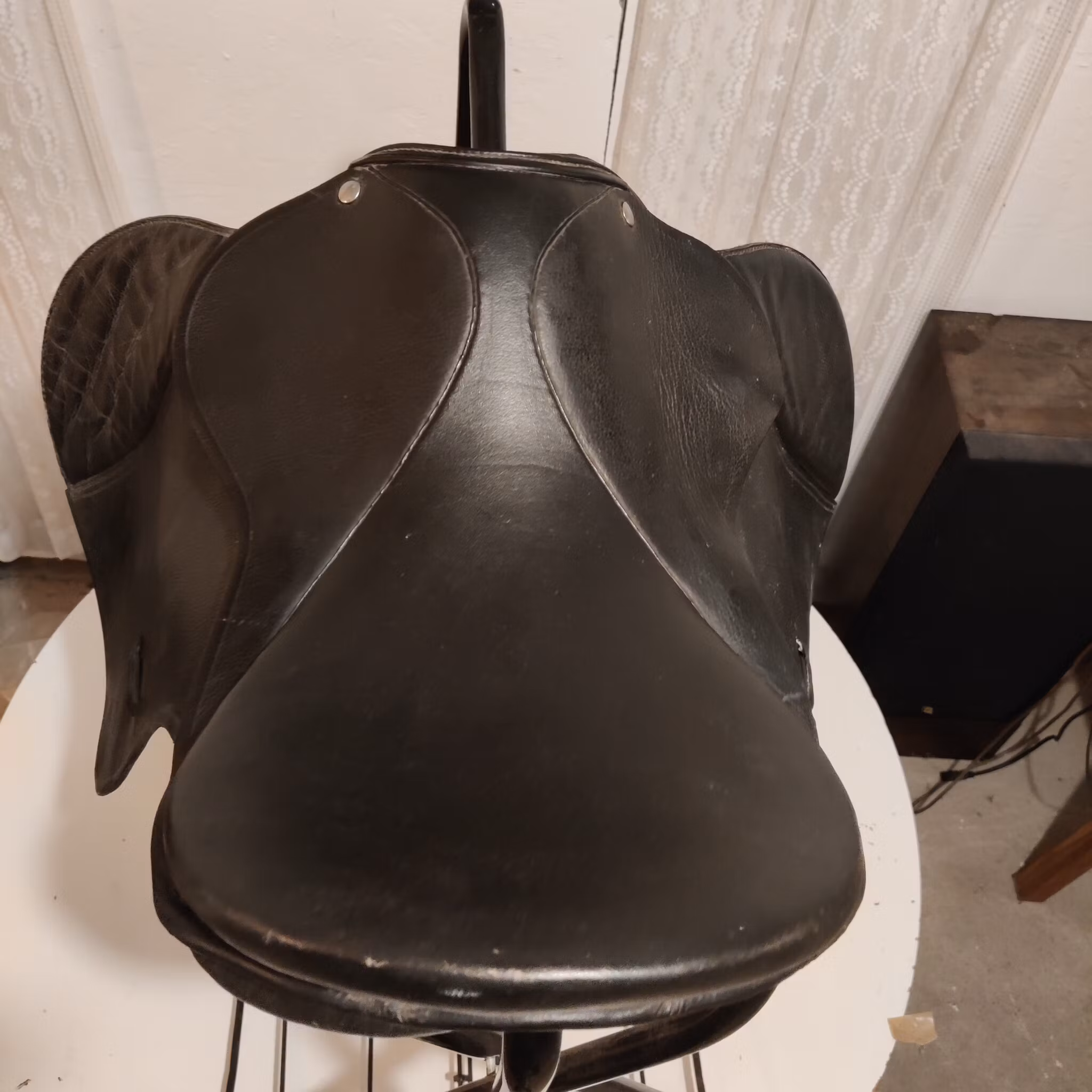 Svart allroundsadel 16.5 tum wide bom