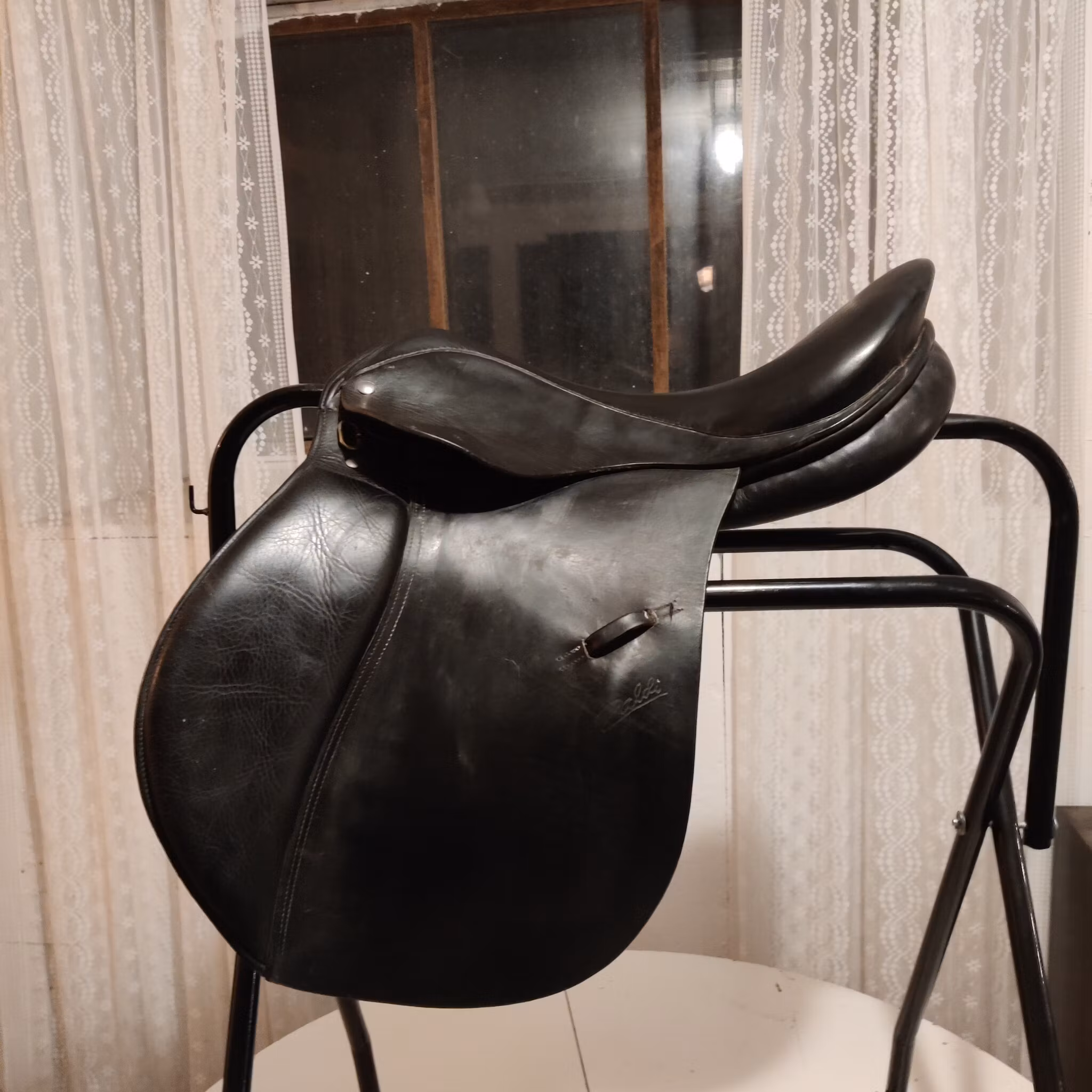 Svart allroundsadel 17.5 tum 32 bom Zaldi Royale