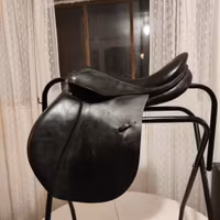 Svart allroundsadel 17.5 tum 32 bom Zaldi Royale